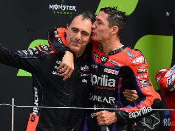 Aleix Espargaró celebra en el podio la victoria con su director técnico, Romano Albesiano. 

