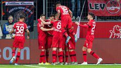 Los jugadores del Bayer Leverkusen celebran un gol. 