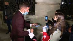 Lucas paró con los fans en la llegada del Bayern a Madrid