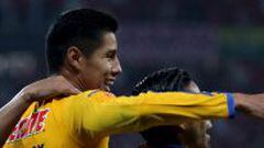 Ayala celebra con Javier Aquino su gol ante el Internacional