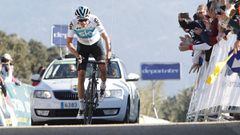 Chris Froome llega a la meta del Alto de Allanadas durante la segunda etapa de la Vuelta a Andaluc&iacute;a.
