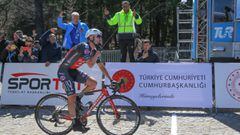 El ciclista argentino Eduardo Sep&uacute;lveda celebra su victoria en la cuarta etapa del Tour de Turqu&iacute;a con final en Manisa.