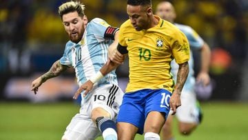 Neymar #10 of Brazil and Messi #10 of Argentina battle for the ball during a match between Brazil and Argentina as part 2018 FIFA World Cup Russia Qualifier at Mineirao stadium on November 10, 2016 in Belo Horizonte, Brazil