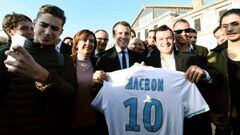 Macron con la camiseta del Olympique de Marsella. 