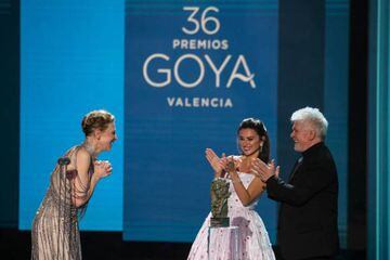 Cate Blanchett recibe el primer Premio Goya Internacional, galardón creado por la Academia de Cine para reconocer a personalidades que contribuyen al cine como al arte de manos de Penélope Cruz y Pedro Almodóvar 