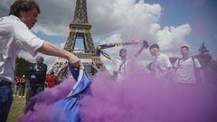 Los aficionados del Real Madrid concentrados en las inmediaciones de la Torre Eiffel se van animando a medida que llega la hora del partido.