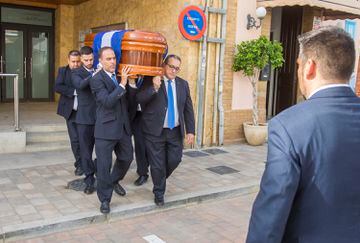 El féretro de Jesús Quintero es trasladado al cementerio de San Juan del Puerto (Huelva) tras la misa funeral. 