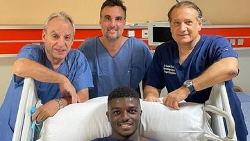 Moussa con los médicos que le han operado.
