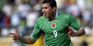 Además, anotó un triplete en la histórica goleada de Bolivia a Argentina, 6-1 en las Eliminatorias a Sudáfrica 2010. 