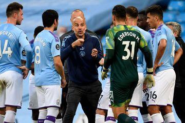 A hold to fill | Manchester City's Spanish manager Pep Guardiola talks to his players during a drinks break.