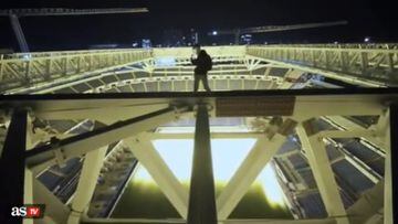 Se salta la seguridad del Bernabéu y sube hasta el techo