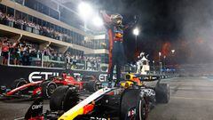 Verstappen subido a su Red Bull en el final de temporada de F1 en Abu Dhabi 2023.