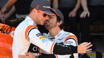 Alonso besa a Vandoorne.