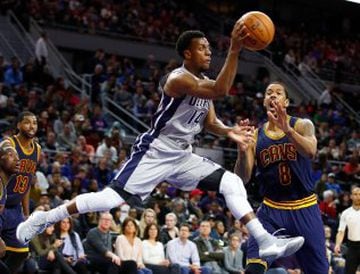 Ish Smith (Detroit Pistons) against Channing Frye (Cleveland Cavaliers)