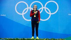 Katie Ledecky posa en el podio durante la entrega de medallas de los 200 metros libres en los Juegos Olímpicos de Río.