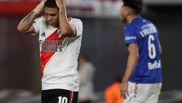 River Plate's Colombian midfielder Juan Fernando Quintero (L) reacts after missing a chance to score against Argentinos Juniors during their Argentine Professional Football League match at Monumental stadium in Buenos Aires, on April 10, 2022. (Photo by ALEJANDRO PAGNI / AFP)