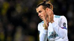 Bale aplaude durante el partido ante el Borussia de Dortmund.