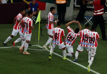 Atlético Paranaense venció en penales a Junior en el Arena da Baixada por el partido de vuelta de la final de la Copa Sudamericana, tras el empate a uno en los 120 minutos. Jarlan Barrera falló penal al minuto 111.