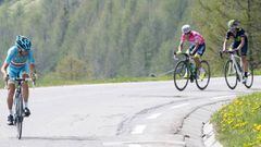 Vincenzo Nibali, Esteban y Alejandro Valverde ruedan en un descenso durante la pen&uacute;ltima etapa del Giro de Italia 2016.