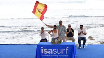 Ariane Ochoa y Gonzalo Guti&eacute;rrez, abanderados de Espa&ntilde;a en los ISA World Surfing Games de El Salvador 2023, introduciendo la arena de Espa&ntilde;a en la mezcla de arenas. 