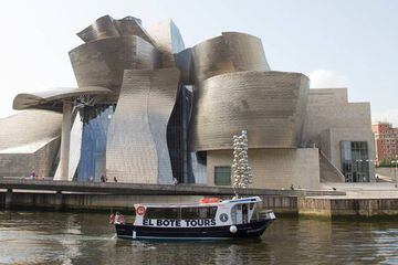 Disfruta de un pase turístico en barco por Bilbao