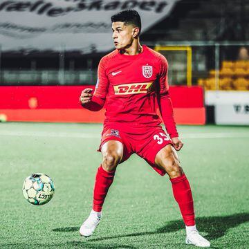 El lateral derecho de 19 años juega en el equipo sub-19 del Nordsjaell de la Primera División de Dinamarca. A fines de 2020, el jugador confesó en AS que no se cierra a un llamado de la Roja.