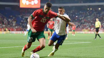 Morocco's defender Achraf Dari (L) vies with Chiles' forward Alexis Sanchez
