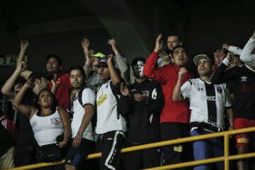 Los seguidores de Colo Colo apoyan a su equipo en Bogotá.