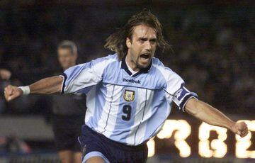 El gran delantero argentino durante los años 90. Cuando se retiró ha jugado varios partidos de polo en Argentina.