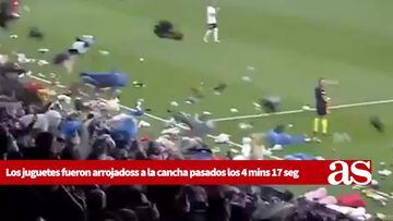 Fans del Besiktas arrojaron peluches al campo en apoyo a los niños afectados por el terremoto