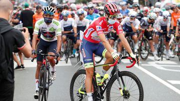 El ciclista Odd Christian Eiking, del Intermarch&eacute; Wanty-Gobert, posa con el jersey rojo de l&iacute;der antes de la salida de la decimos&eacute;ptima etapa de La Vuelta.