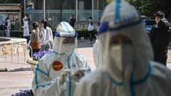 Residents wait in a line to be tested for the Covid-19 coronavirus during the second stage of a pandemic lockdown in Jing&#039; an district in Shanghai on April 4, 2022.