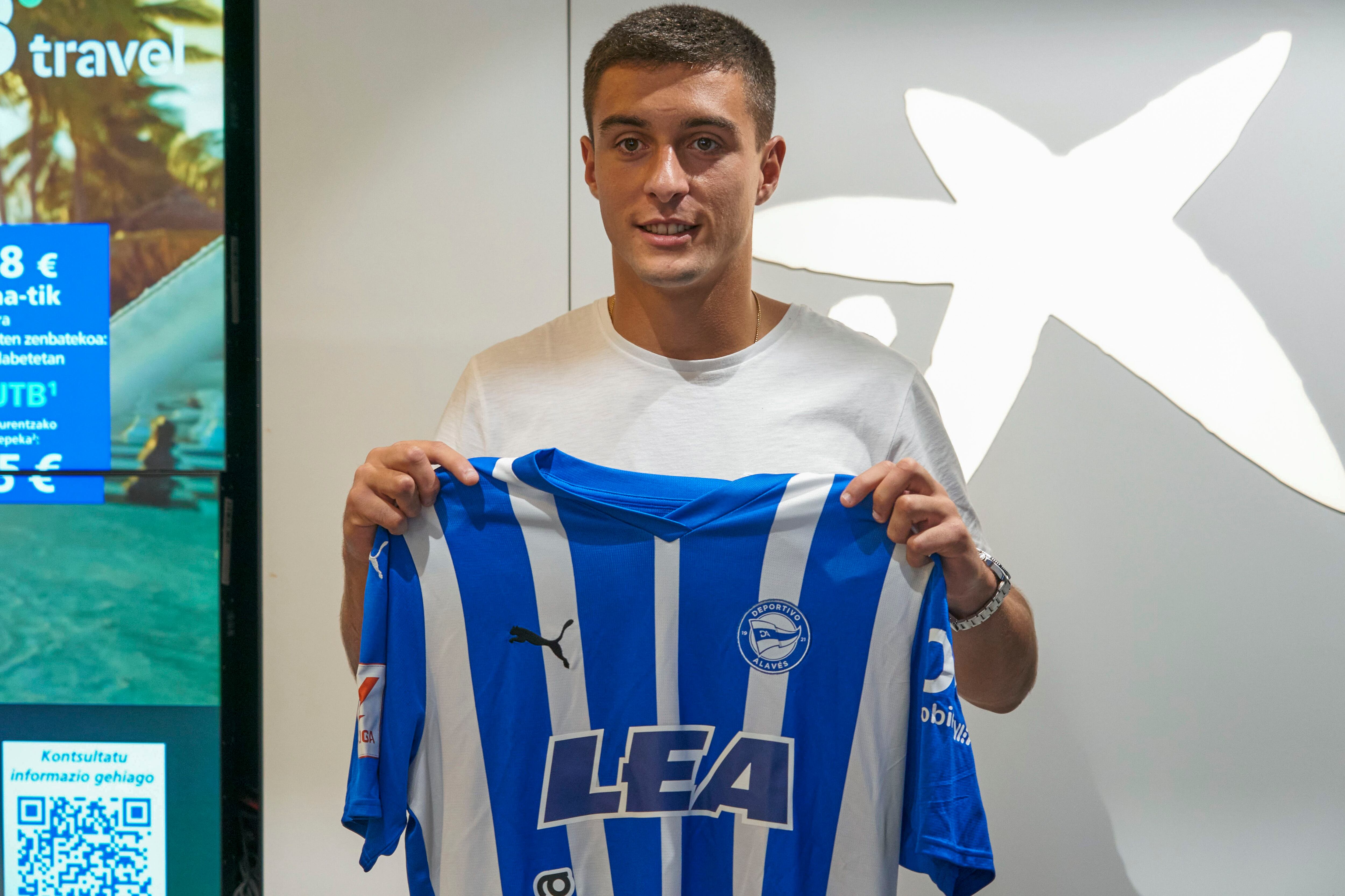 VITORIA, 05/09/2023.- El nuevo jugador del Deportivo Alavés Jon Karrikaburu, durante su presentación como nuevo jugador del equipo, este martes en Vitoria. EFE/L. Rico
