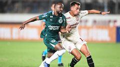 Goias' forward Diego (L) and Universitario's Argentine midfielder Martin Perez vie for the ball during the Copa Sudamericana group stage first leg football match between Universitario and Goias at the Monumental stadium in Lima on April 20, 2023. (Photo by ERNESTO BENAVIDES / AFP)