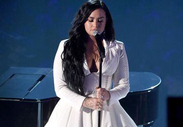 Entre lágrimas, Demi Lovato realizó su primera aparición musical, tras su sobredosis del 2018.
