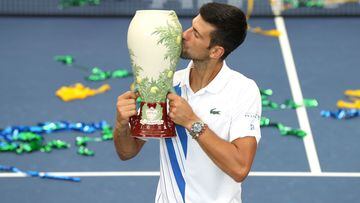 Novak Djokovic besa el trofeo de campe&oacute;n del Western &amp; Southern Open, el Masters 1.000 de Cincinnati 2020, en el USTA Billie Jean King National Tennis Center de Nueva York.
