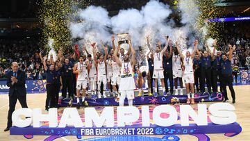 Rudy Fernández levanta la copa del Eurobasket.