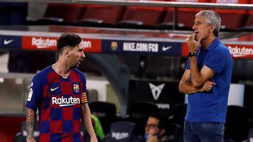 Messi pasa al lado de Quique Seti&eacute;n durante un partido.