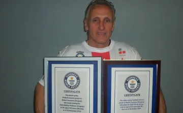El uruguayo posando con dos de los reconocimientos logrados por su longevidad en el fútbol. 