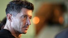 El delantero del Barcelona Robert Lewandowski durante el acto de clausura de la 18ª edición de libro 'Relatos Solidarios del Deporte', que en esta ocasión recaudó 80.993 euros para la Fundación Lovaas, especializada en programas de intervención para niños con autismo.