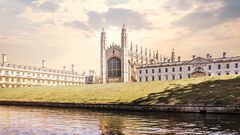 Situada en la ciudad de Cambridge (Inglaterra). Fue fundada en 1209 siendo así la segunda universidad más antigua de habla inglesa y la cuarta más longeva que sigue abierta. A los reyes Juqan Carlos I y a doña Sofía le entregaron los doctorados de 'honoris causa'.
