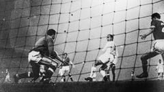 Di St&eacute;fano le marca un gol de tac&oacute;n al Manchester United en Old Trafford en 1959.