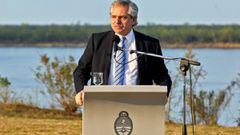 Handout photo released by Argentina&#039;s Presidency of Argentine President Alberto Fernandez speaking backgrounded by the Parana river in Puerto General San Martin, Santa Fe province, Argentina on August 28, 2020. - Fernandez announced a federal agreement for the Paraguay-Parana waterway before a recorded message extending the lockdown against the spread of the new coronavirus until September 20 was broadcasted. (Photo by ESTEBAN COLLAZO / PRESIDENCIA / AFP) / RESTRICTED TO EDITORIAL USE - MANDATORY CREDIT AFP PHOTO / ARGENTINIAN PRESIDENCY / ESTEBAN COLAZO - NO MARKETING NO ADVERTISIGN CAMPAIGNS -DISTRIBUTED AS A SERVICE TO CLIENTS