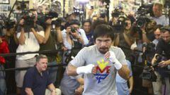 El boxeador filipino y campeón mundial en ocho divisiones Manny Pacquiao entrena frente periodistas, en el club de boxeo Wild Card, en Hollywood, California (EE.UU.) antes de su combate ante Floyd Mayweather Jr.