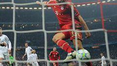 <b>EL PRIMERO DE LA NOCHE. </b>Mario Gómez conecta el remate de su primer gol, el tercero del Bayern, de los cuatro que anotó anoche.