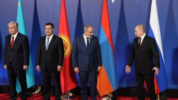 YEREVAN, ARMENIA - NOVEMBER 23: (RUSSIA OUT) L-R: Kazakh President Kassym-Jomart Tokayev, Kyrgyz President Sadyr Japarov, Russian President Vladimir Putin, Armenian Prime Minister Nikol Pashinyan pose for a group photo during the welcoming ceremony on November 23, 2022 in Yerevan, Armenia. Leaders of Russia, Armenia, Belarus, Kazakhstan, Kyrgyzstan and Tajikistan have arrived to Yerevan to participate in the Summit of CSTO (Collective Security Treaty Organisation). (Photo by Contributor/Getty Images)
