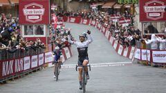 Fabian Cancellara celebra su triunfo en la Strade Bianche de 2016.