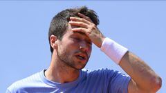 El tenista español Pedro Martinez se lamenta durante su partido ante Matteo Berrettini en el torneo de Gstaad.