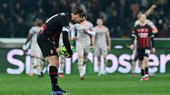 UDINE, ITALY - MARCH 18: Zlatan Ibrahimovic of AC Milan prepares to restart as players of Udinese Calcio celebrate during the Serie A match between Udinese Calcio and AC Milan at Dacia Arena on March 18, 2023 in Udine, Italy. (Photo by Alessandro Sabattini/Getty Images)