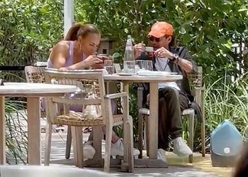 Jennifer Lopez es vista en Miami con su exmarido, Marc Anthony, mientras la pareja comparte el almuerzo al aire libre en el patio del W Hotel South Beach. 